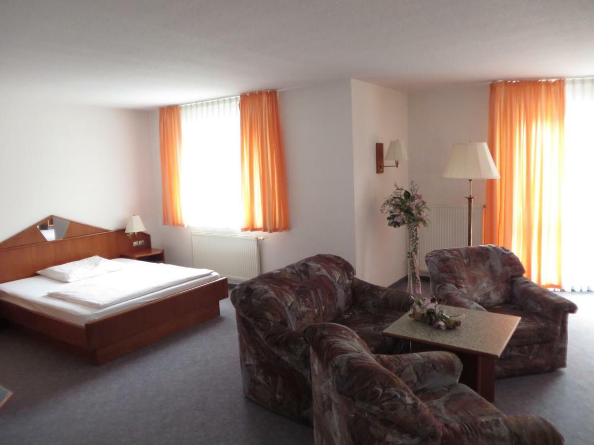 Hotel Fuerstenberg Айзенхюттенштадт Экстерьер фото